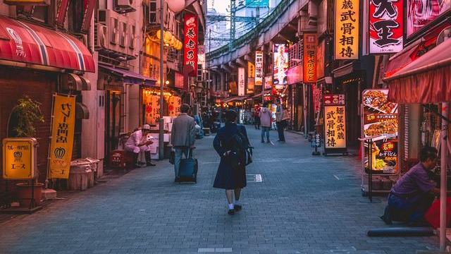 从「双陈」到「妈妈陈妍希」：一段婚姻散场后的带娃样本