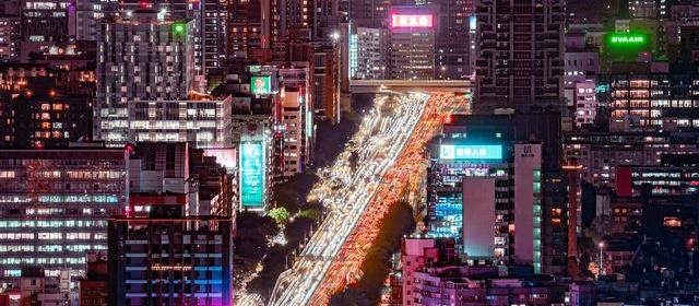 公开线索对照：换牌能解释流程，解释不了旧牌为什么还在